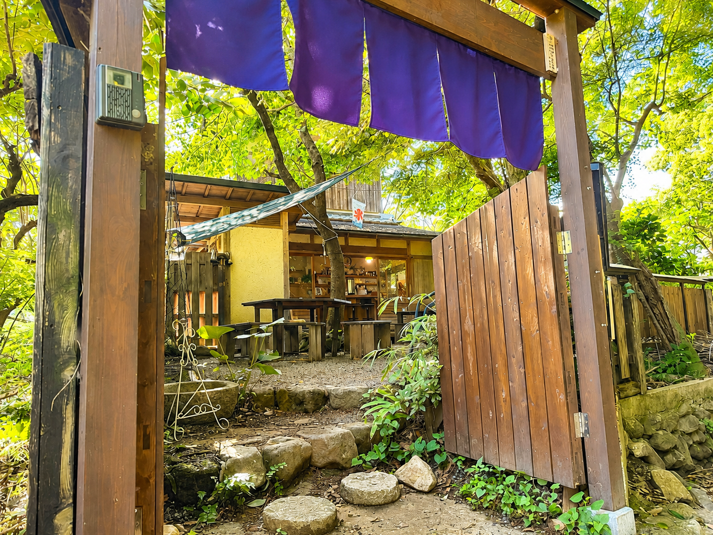 山辺の道 花もり 門の正面から石段越しに見る店内