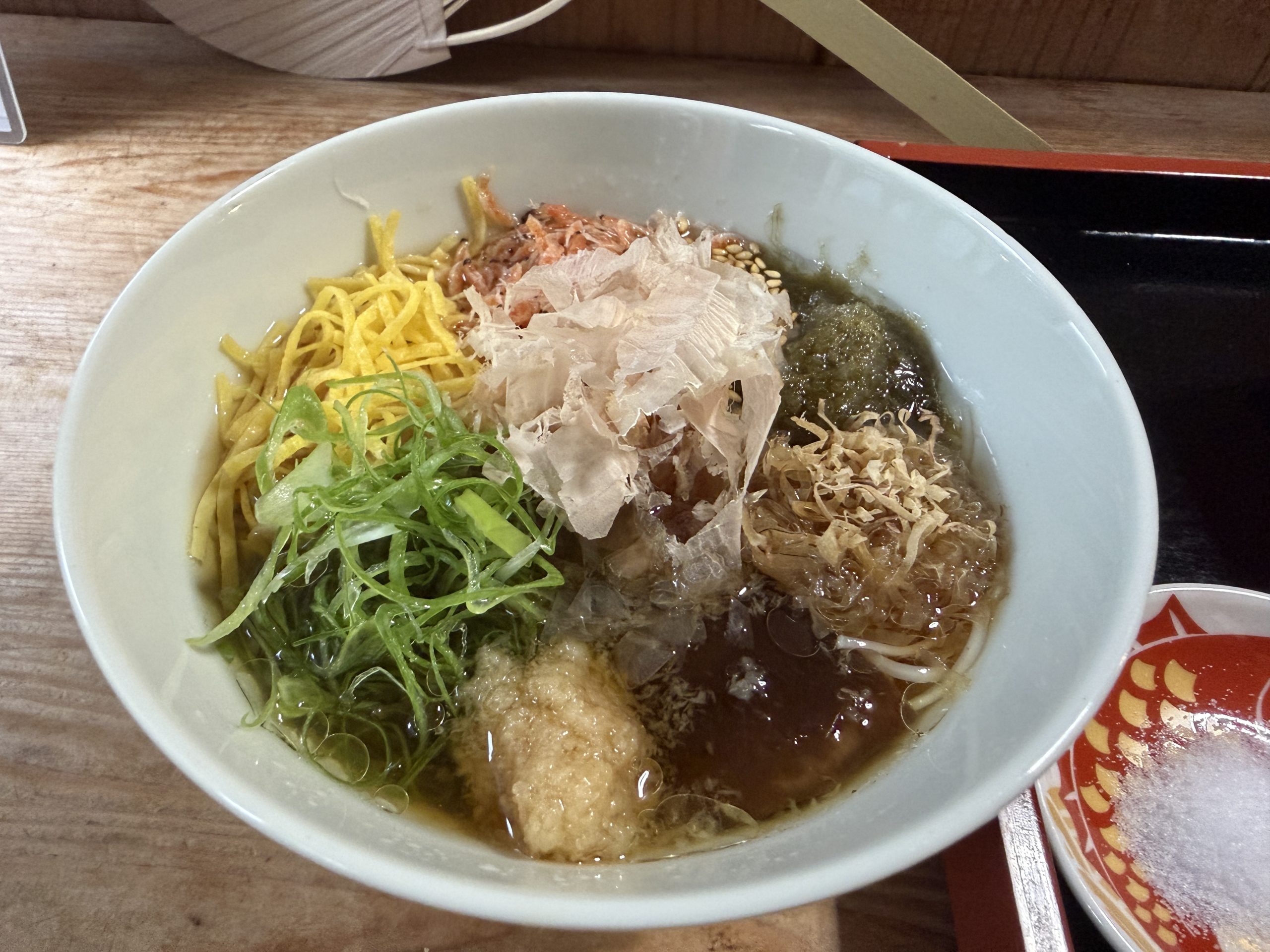 かつお節や薬味がのった具だくさんのそうめん。