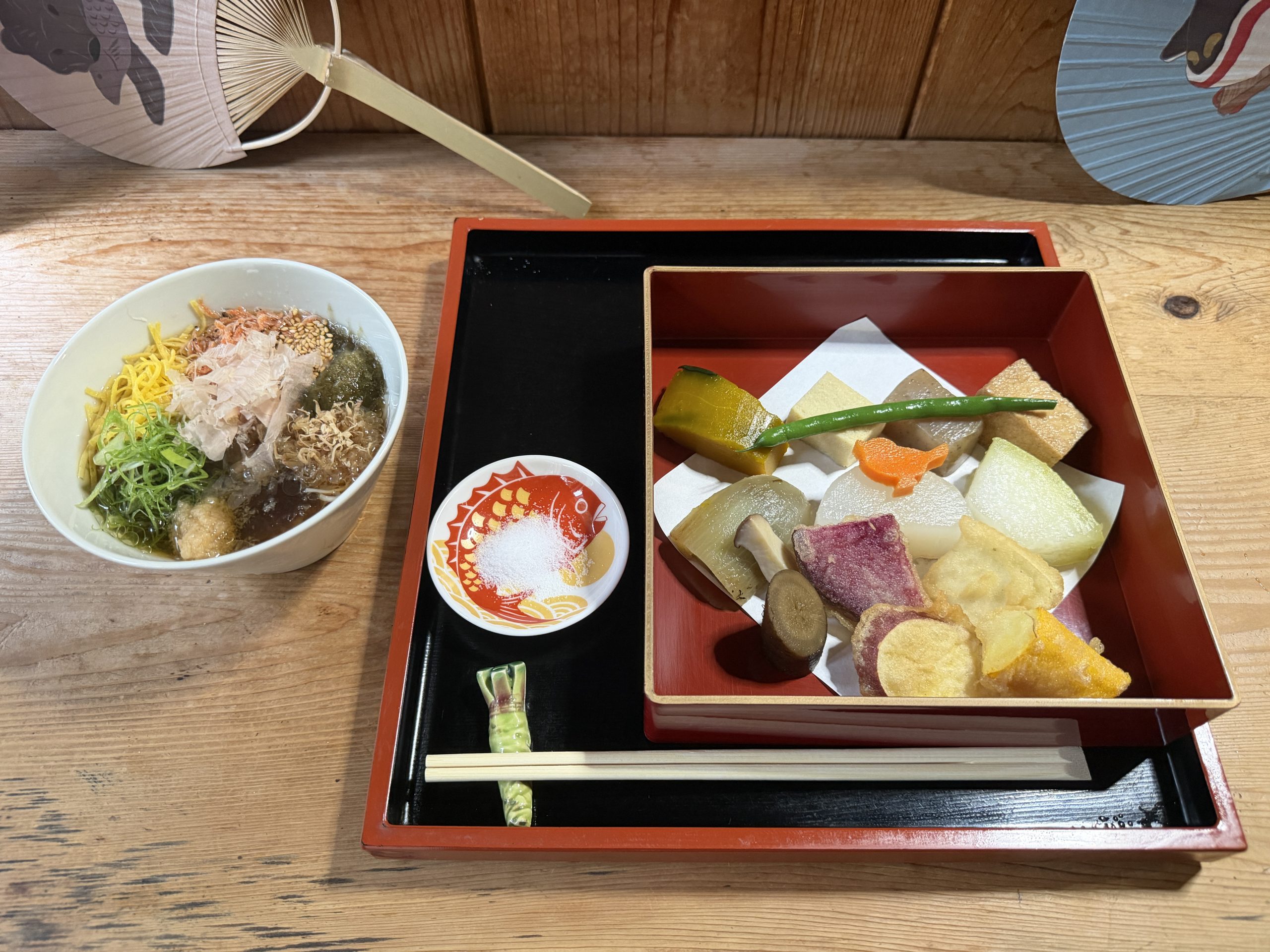そうめんと野菜の盛り合わせが並んだ御膳全体。