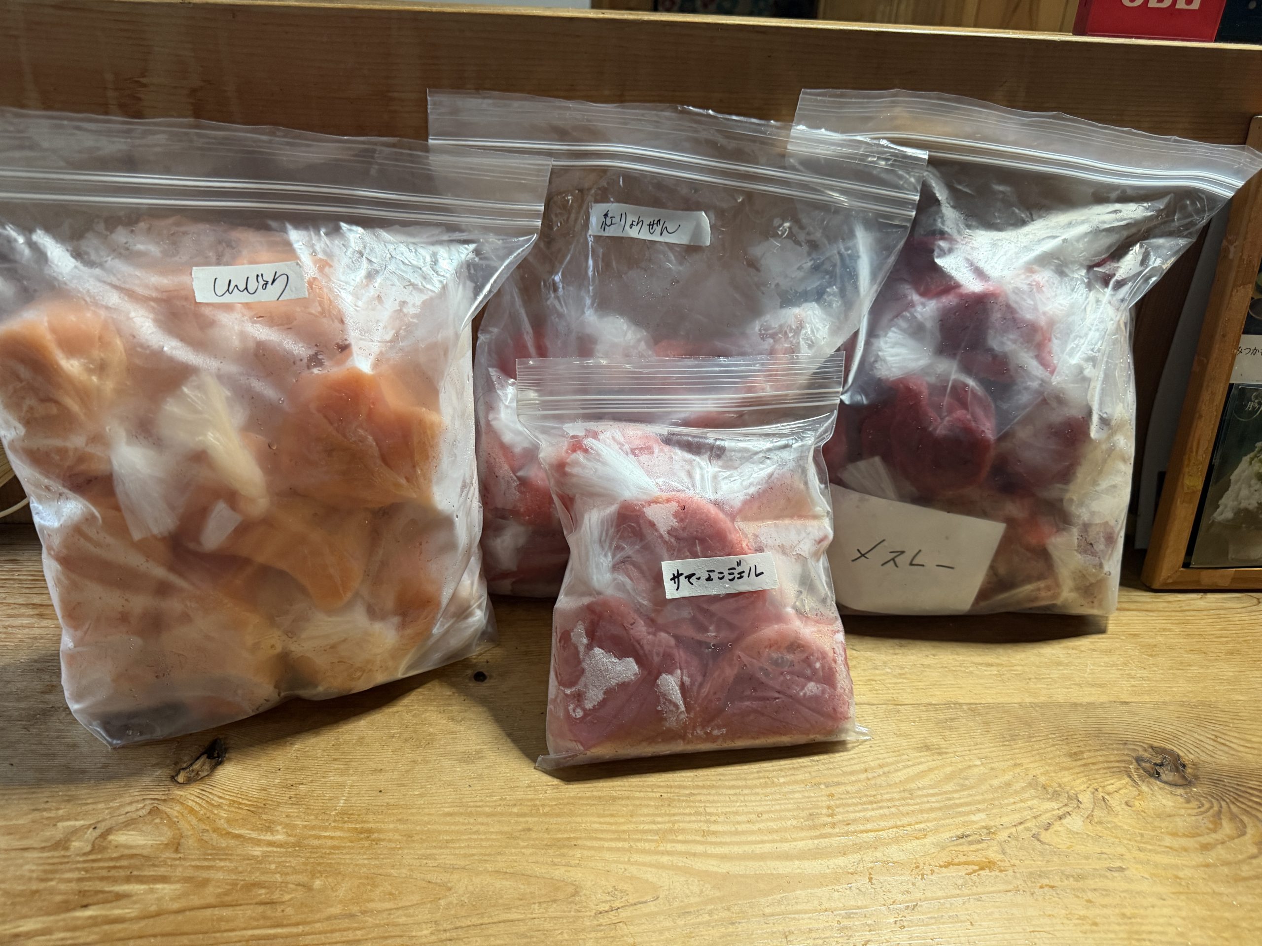 冷凍保存された果物や素材の袋。かき氷用の仕込み材料のようです。