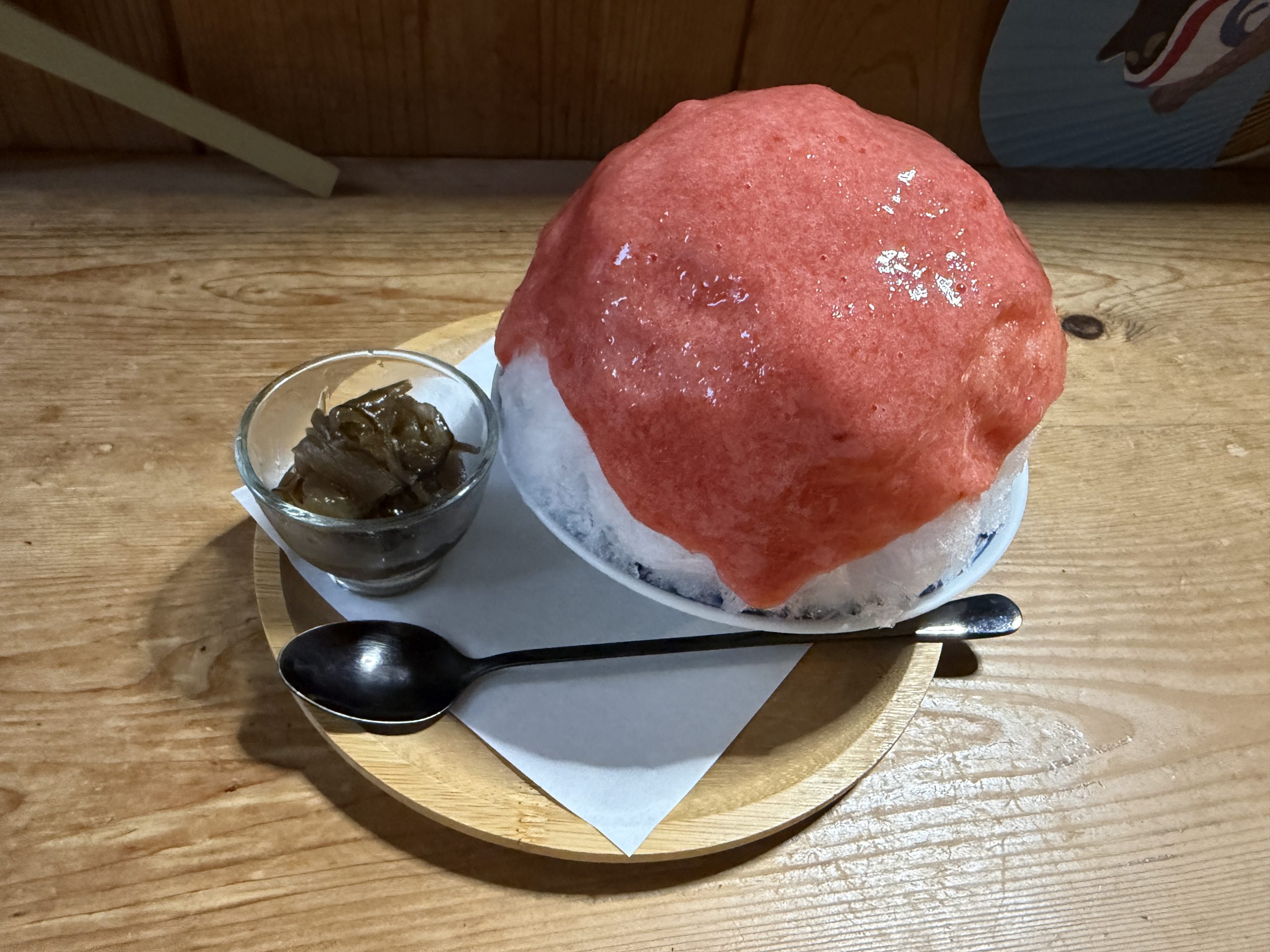 赤い果実ソースがたっぷりかかった大きなかき氷。
