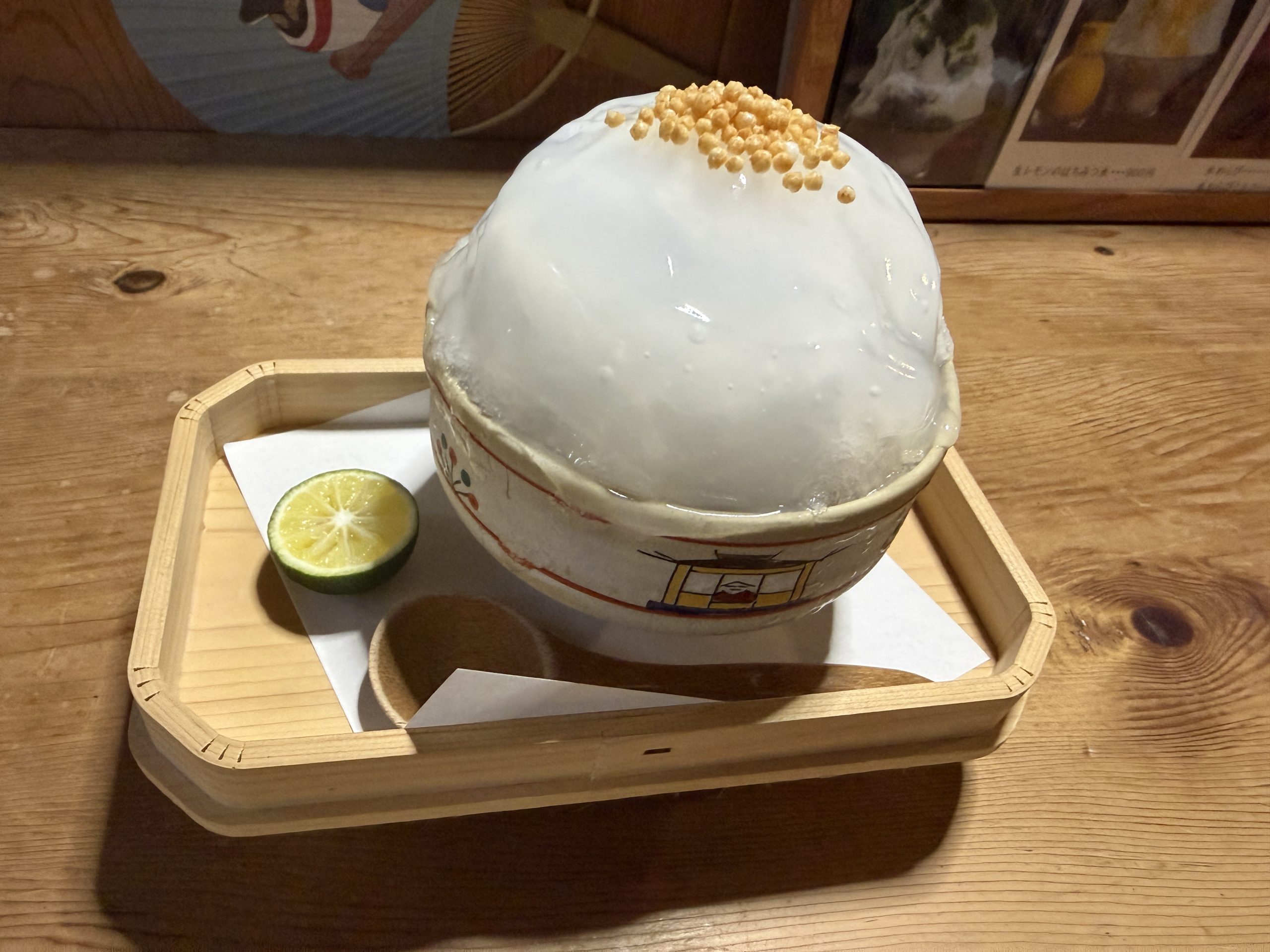 真っ白なみつがかかったかき氷。すだちが添えられています。