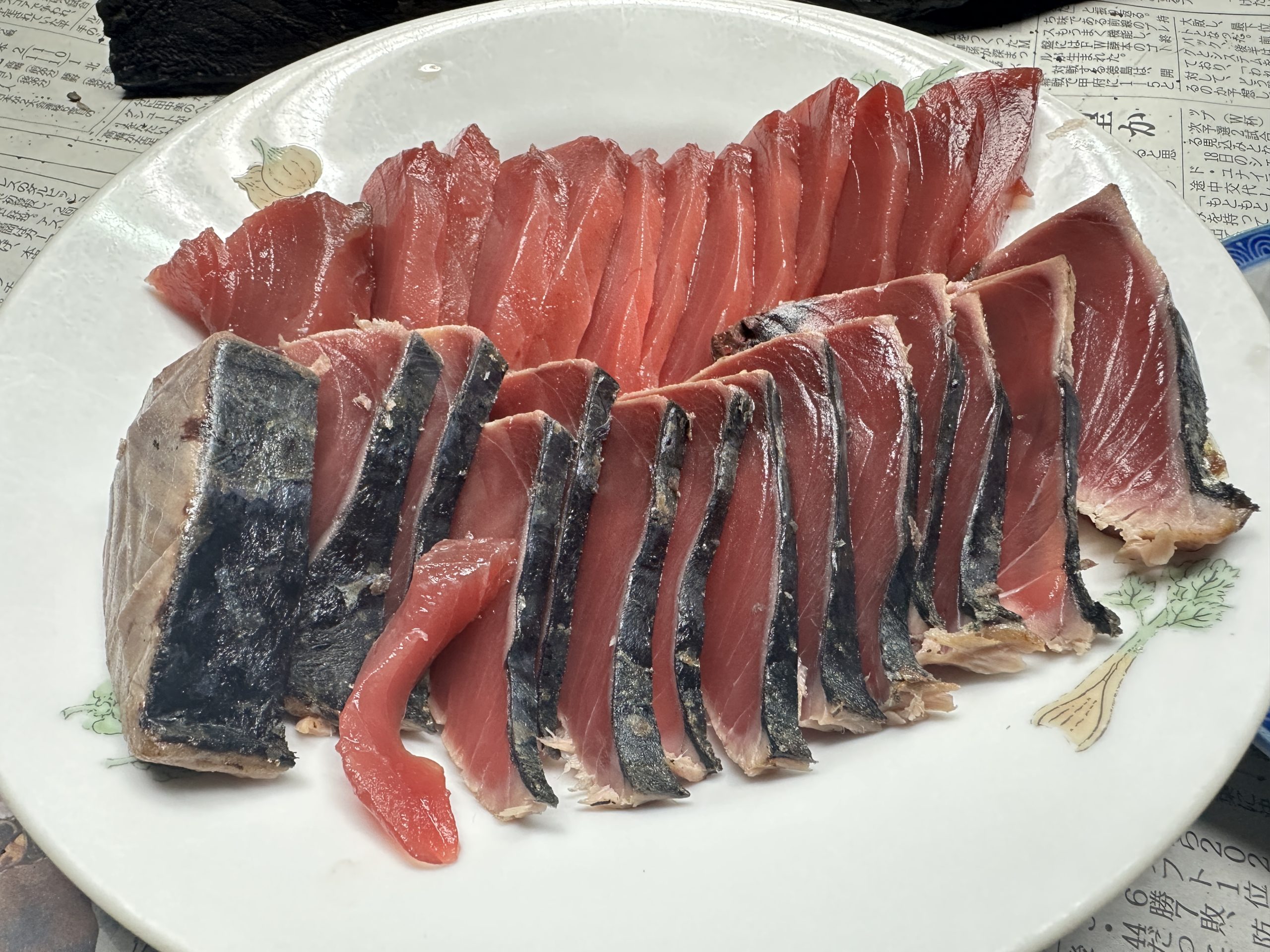 大皿に盛られたカツオの刺身とたたきの盛り合わせ
