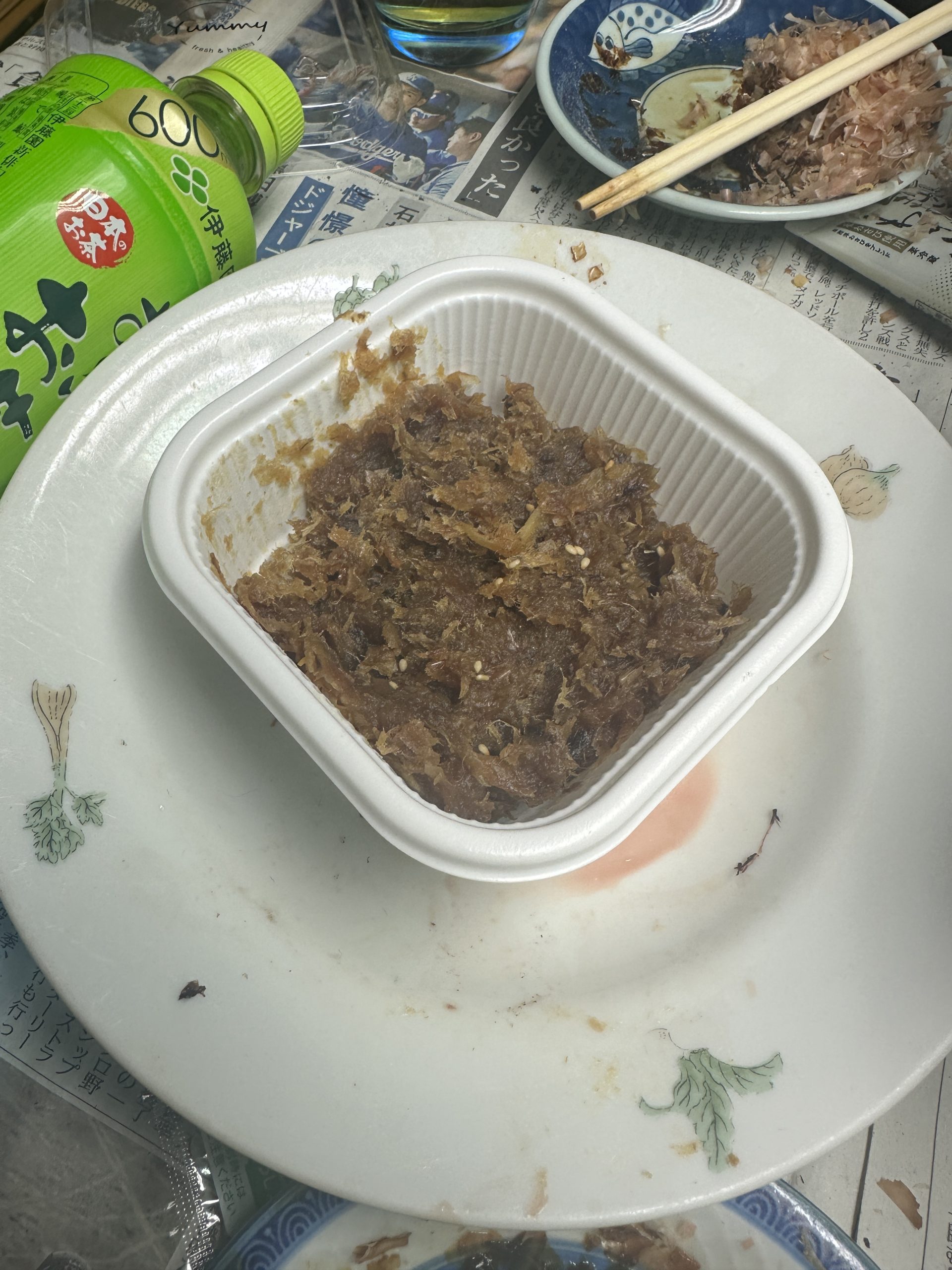 食卓に置かれた鰹節の佃煮風のおかずと、横に残った削り節
